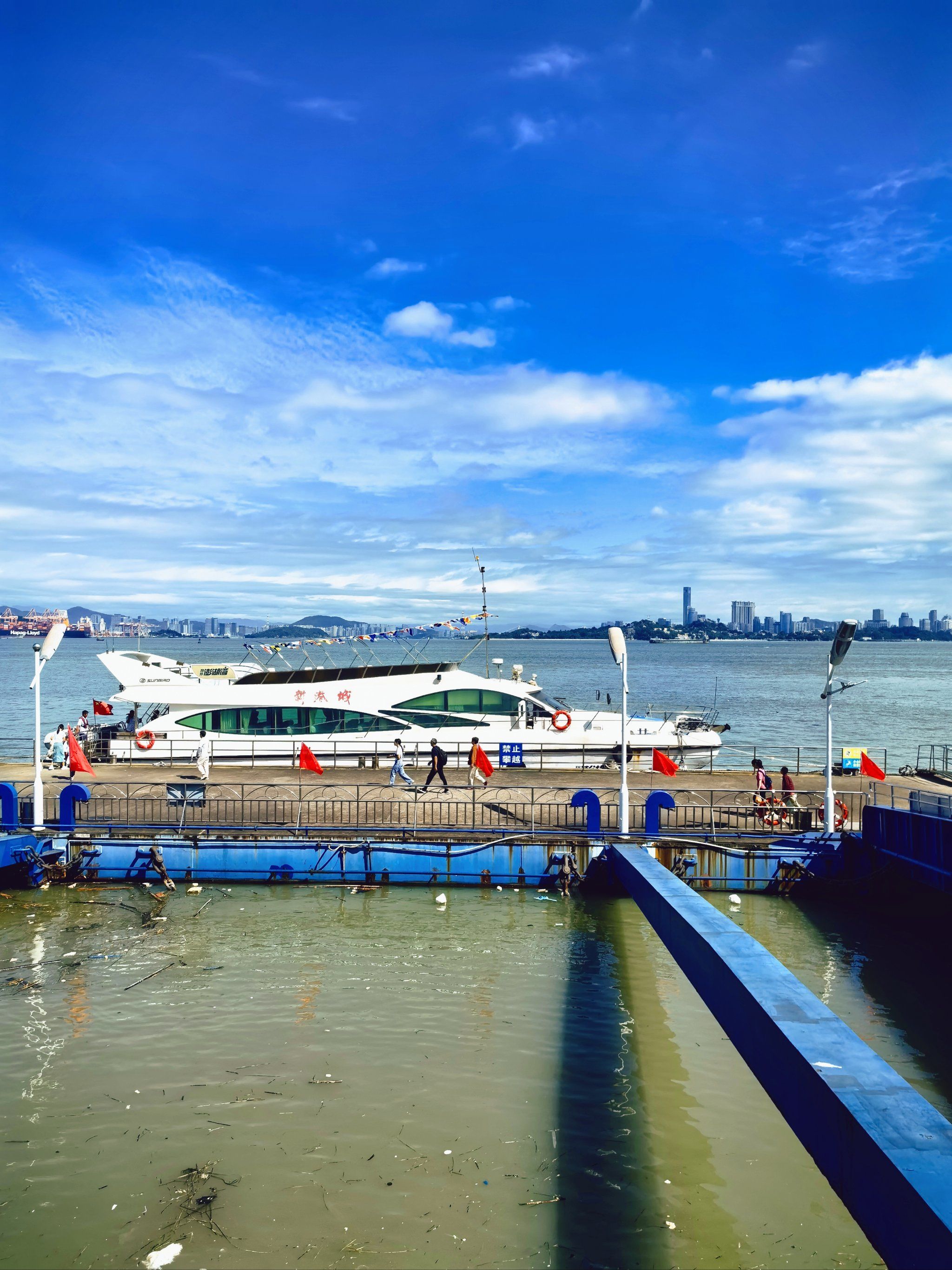 🚢从厦门旅游客运码头坐快艇下船的地方就
