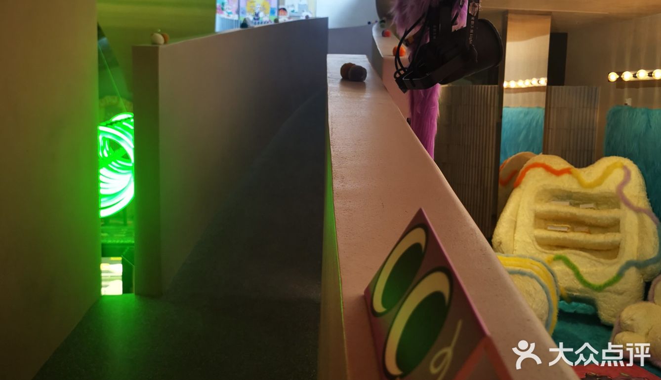 奶噗噗杭州首展在一家咖啡馆里