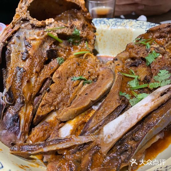 蒙尔利称斤烤羊肉