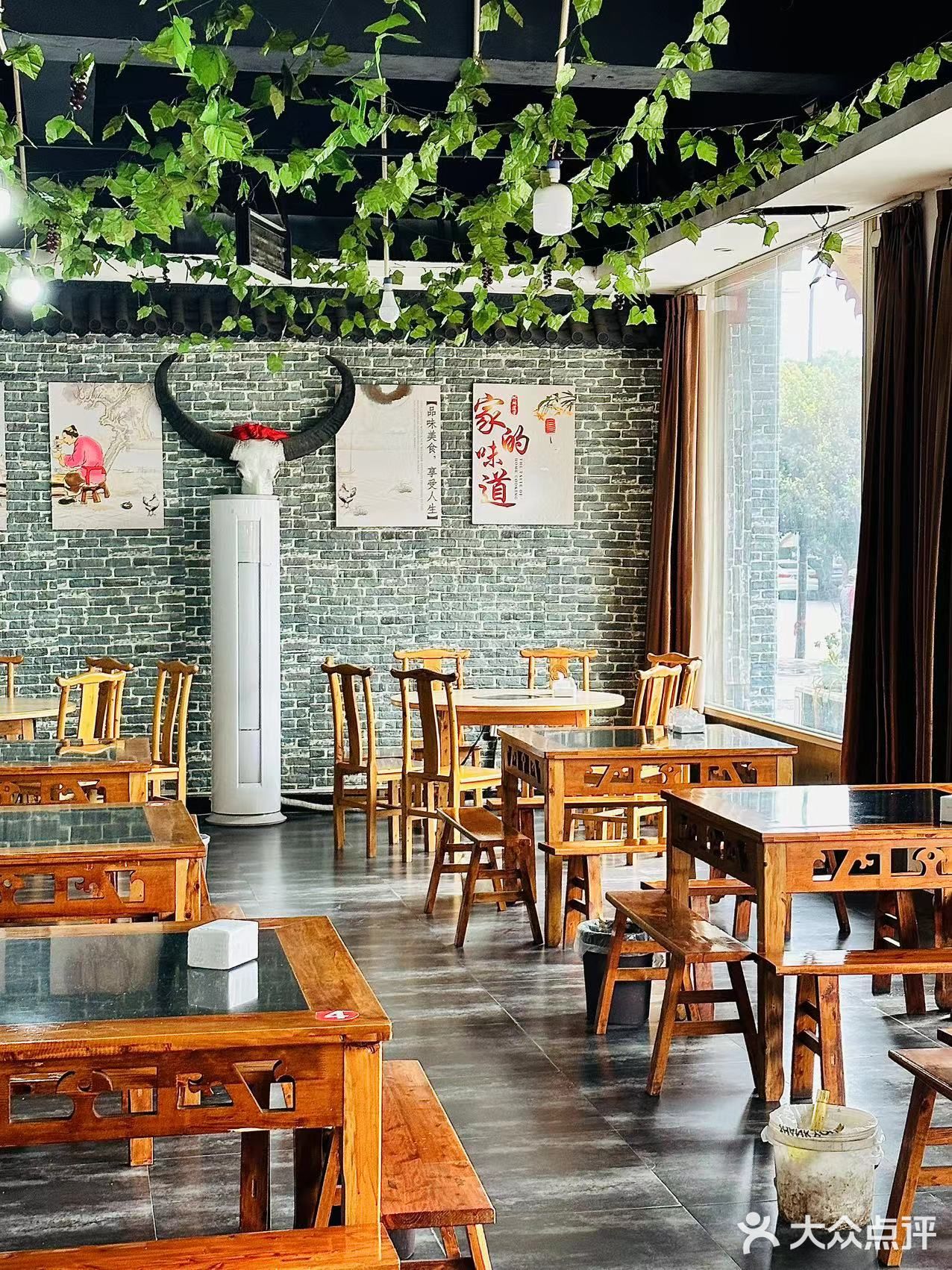 这家店附近中午来吃的本地人真的好多！！