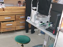 -豪门视光·星趣控·蔡司依视路眼镜代理商(中央大街店)