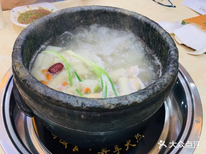 墨脱石锅椰子鸡•糟粕醋•东山羊(大东海店)墨脱石锅椰子鸡图片