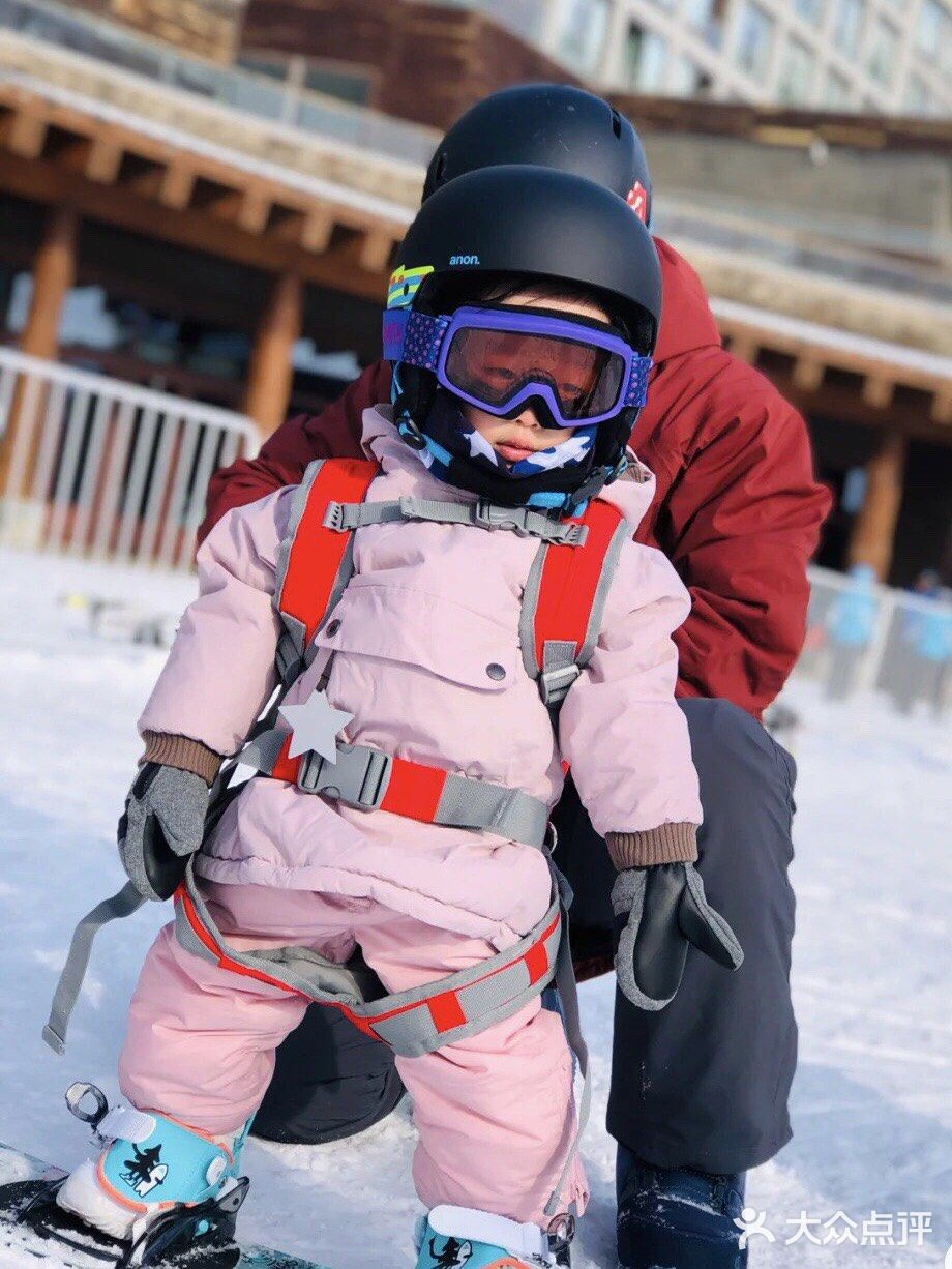 谁家的小宝宝滑雪好可爱呀