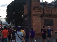 破烂的城墙-周日夜市