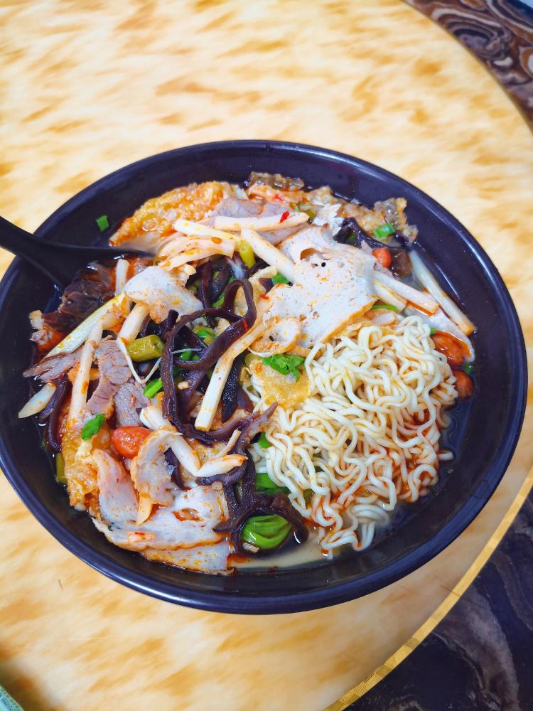 老地方七碗螺蛳粉-"第一次来这里吃,点了小份的杂锦螺蛳面,面.