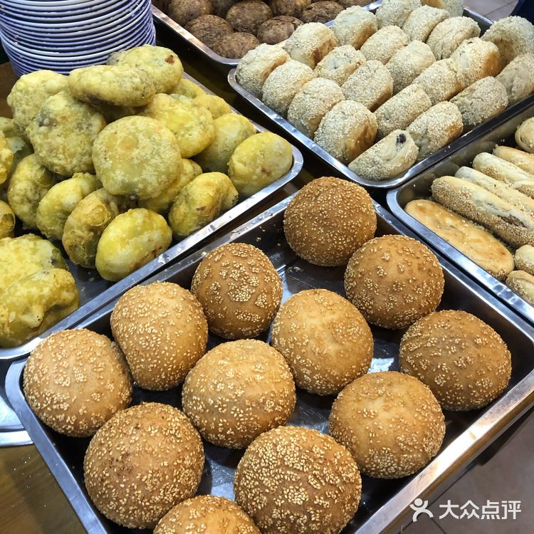 豆腐脑，包子，油饼，糖油饼，麻团