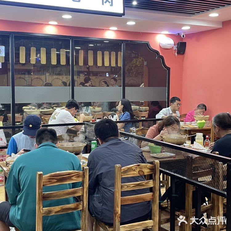 这家人气在武林夜市蛮高的 店外面一排锅在炖羊肉