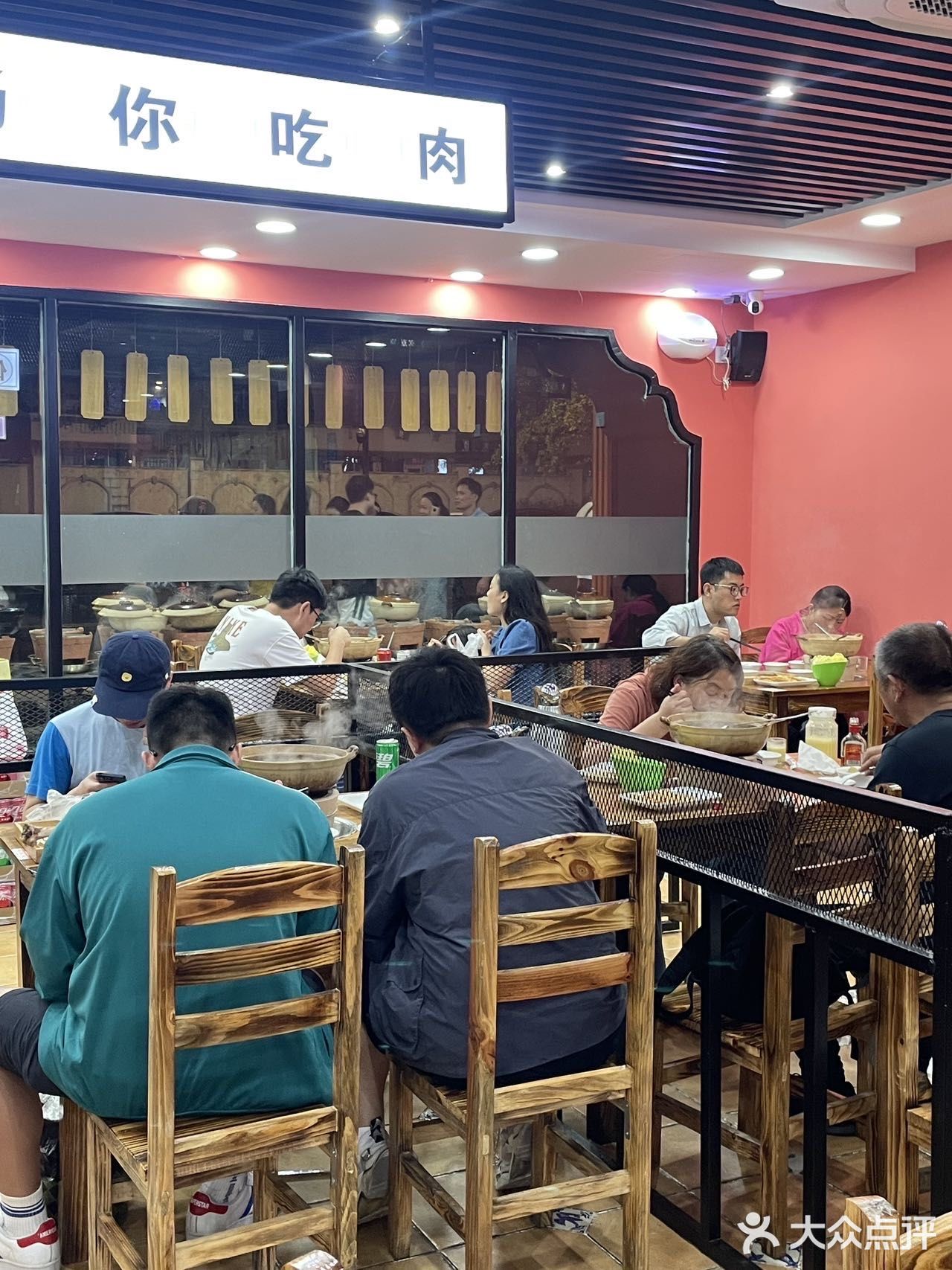 这家人气在武林夜市蛮高的 店外面一排锅在炖羊肉