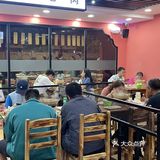 这家人气在武林夜市蛮高的 店外面一排锅在炖羊肉