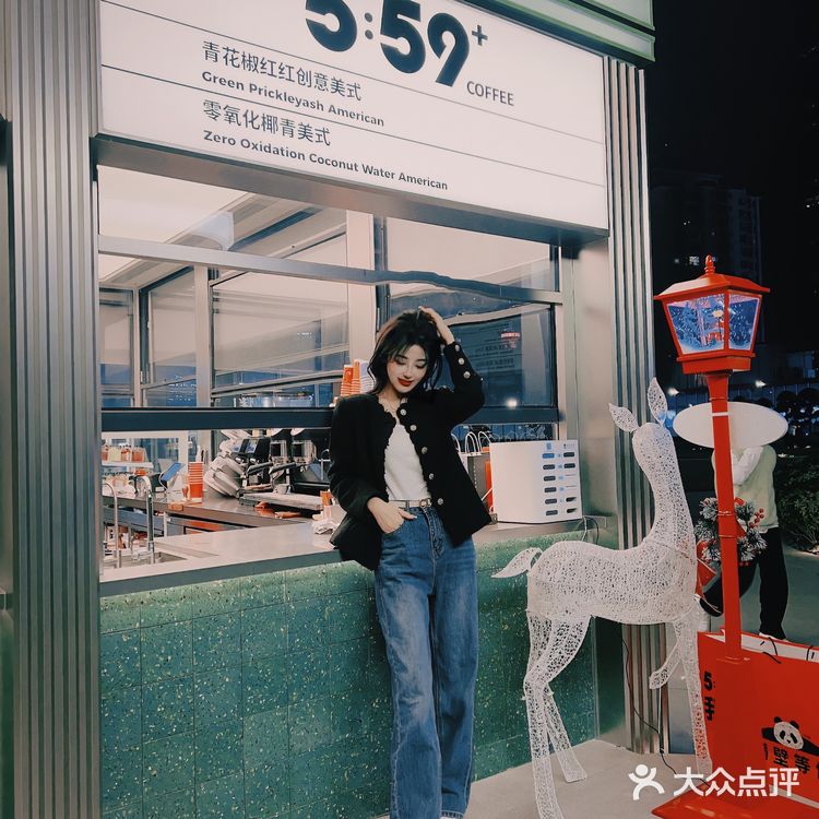 成都现象级全时段餐厅 IFS 熊猫旁的落日余晖🌖