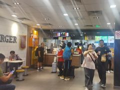 -麦当劳(上海虹桥站30B检票口楼上)