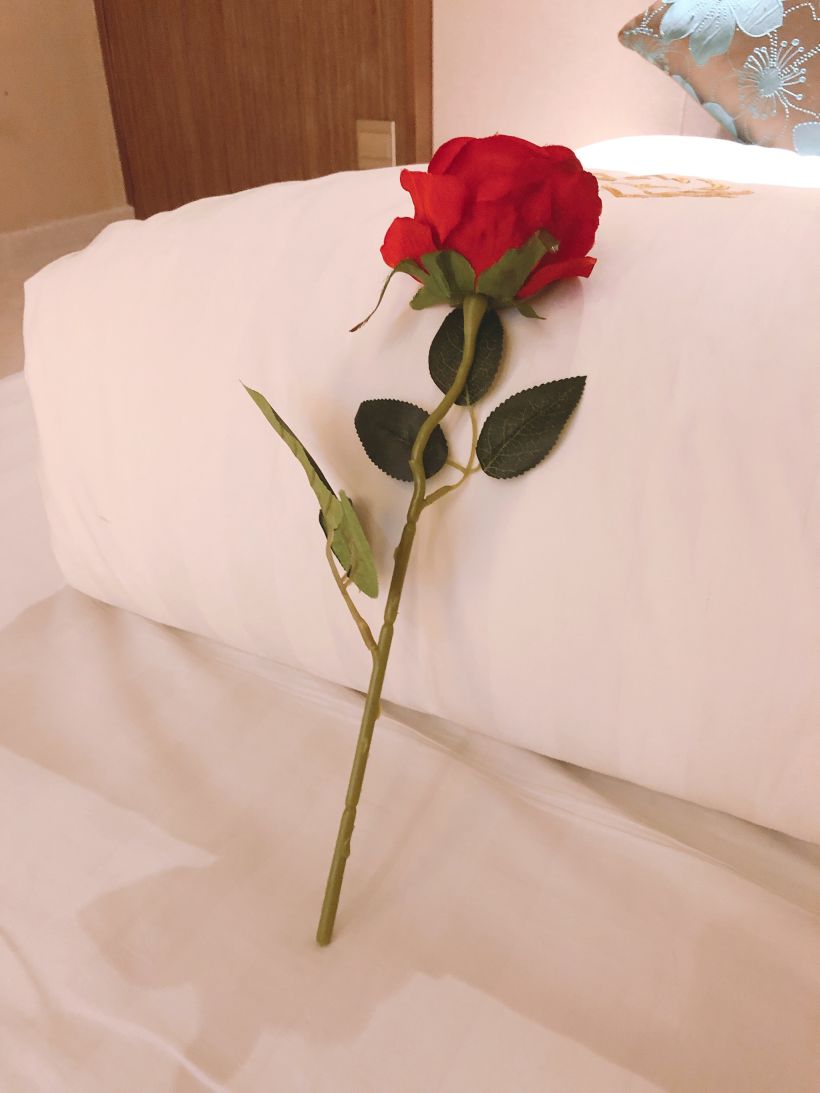 床上一样配备了一个玫瑰花