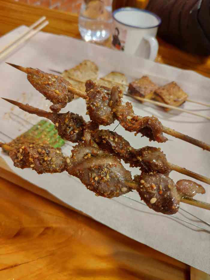 老铁烧烤(中山北路店)-"[薄荷]环境:地址在西藏北路出来,右手.