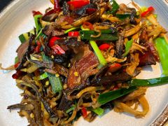 鹿茸菇烟笋炒土腊肉-云海肴云南菜·蒸汽石锅鱼(青岛万象城店)