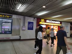 等位区-麦当劳(中山公园龙之梦店)