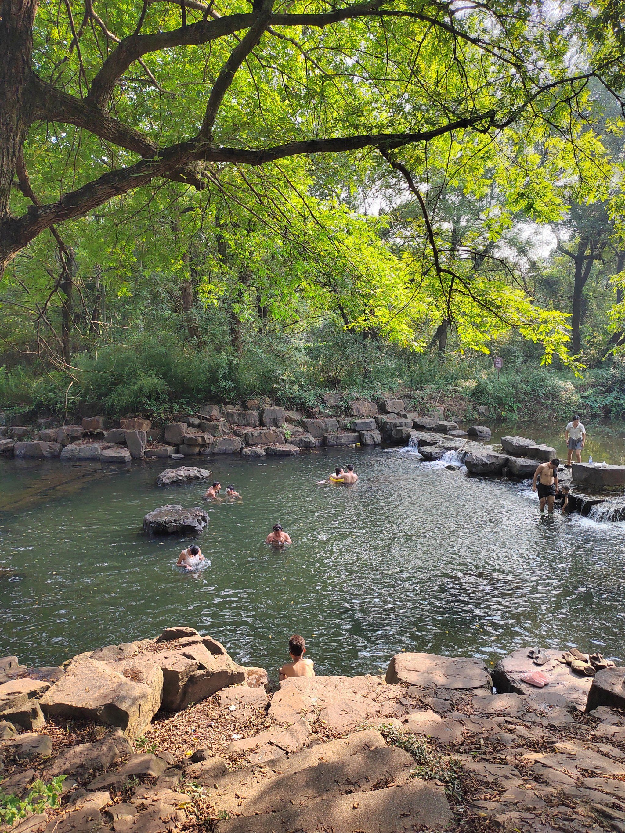 川步村|在长寿泉中玩水