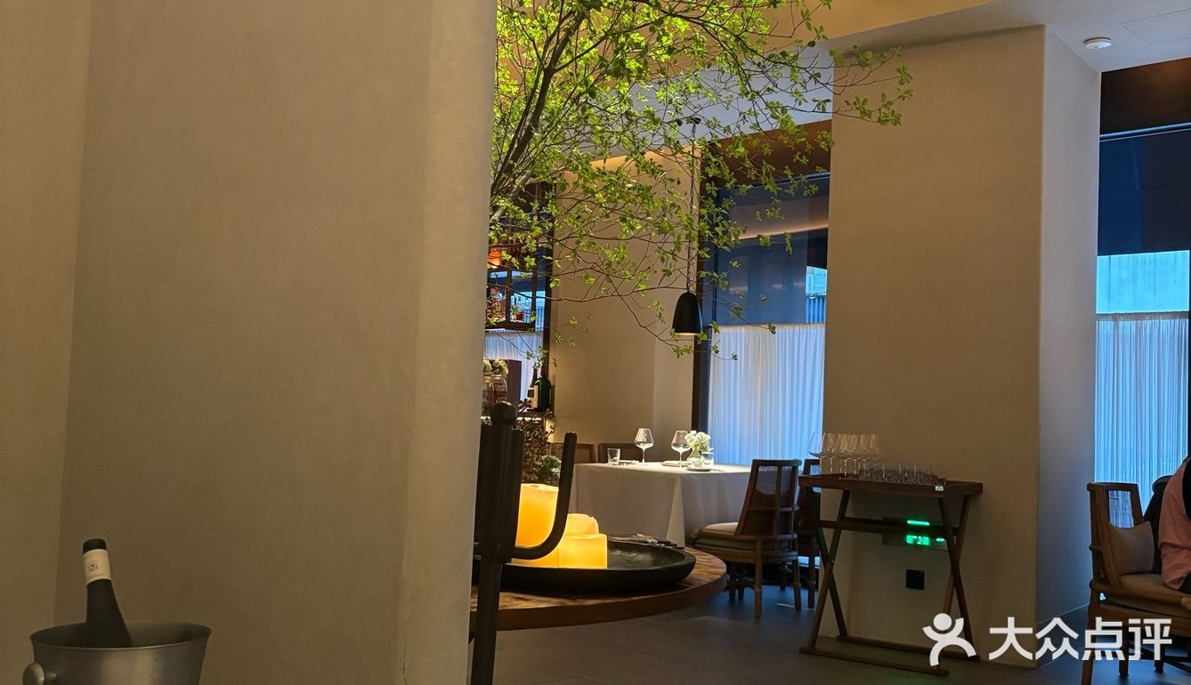 新荣记小酒馆更适合喝酒聊天吃吃小菜逛逛外滩