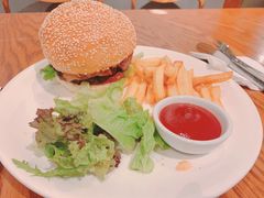 经典牛肉汉堡-ZEMOCAFE·FUSION FOOD(西交利物浦店)