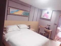 -轻奢·全曼酒店(深圳坂田北地铁站店)