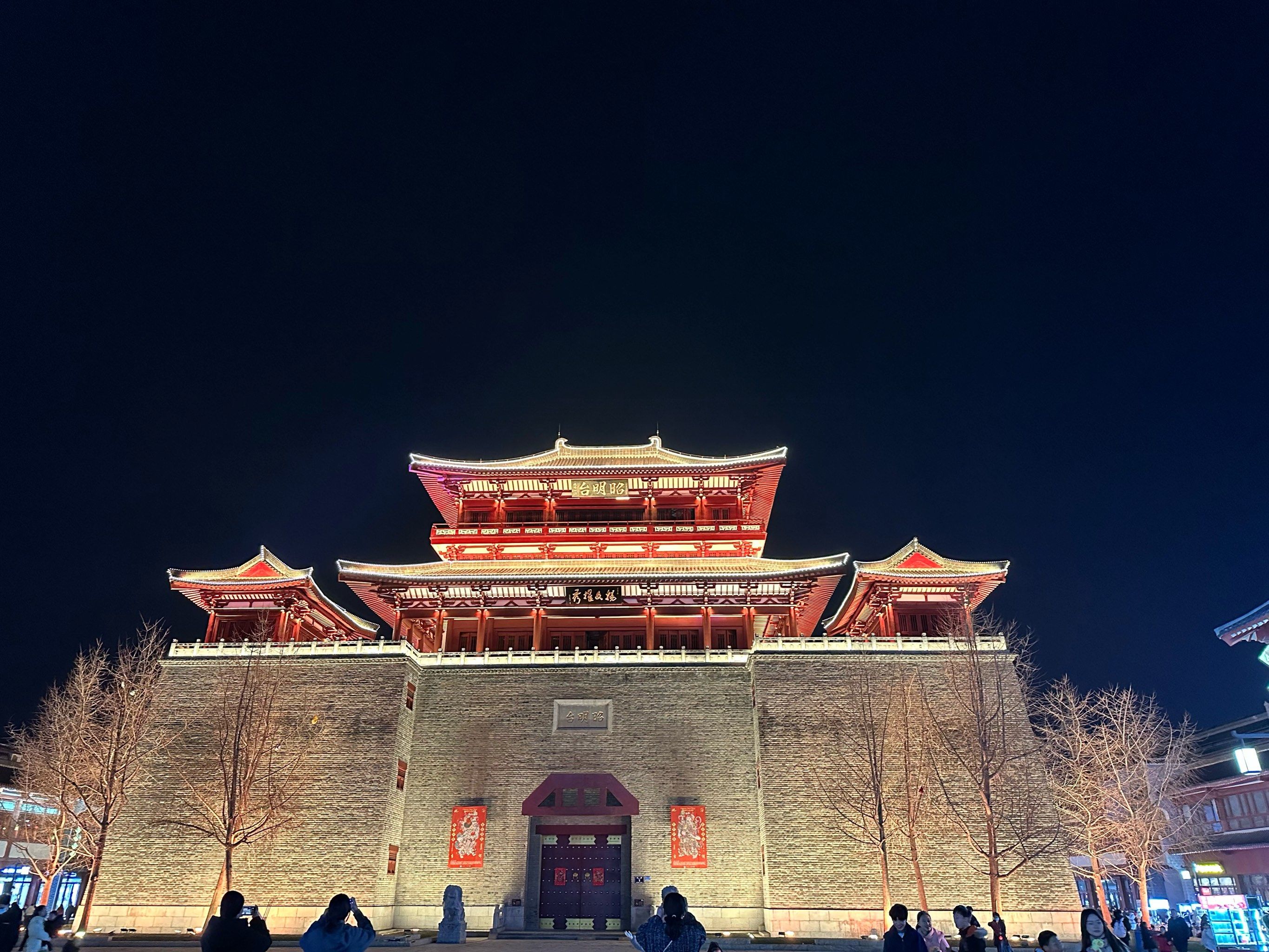 襄阳古城夜游,放飞孔明灯的浪漫之旅