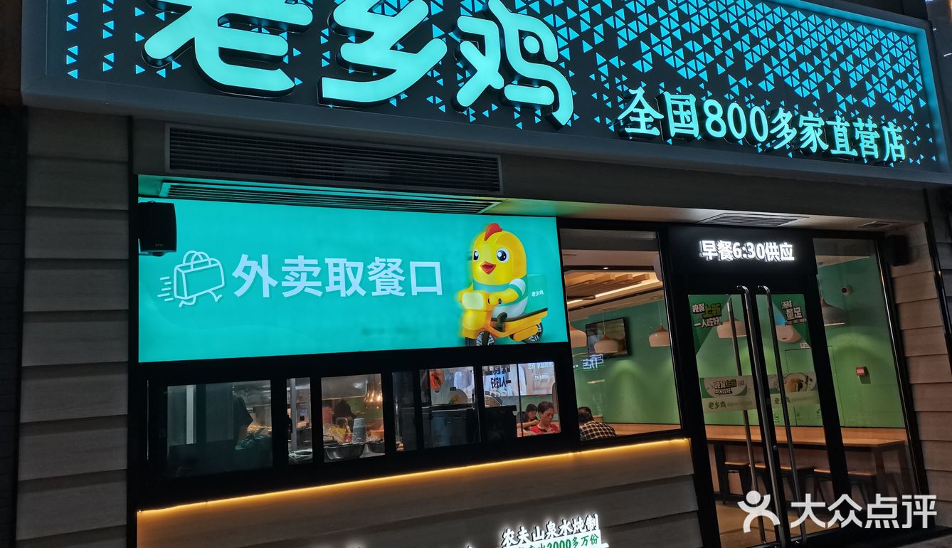 店铺就在循礼门轻轨站站台下面，非常好找