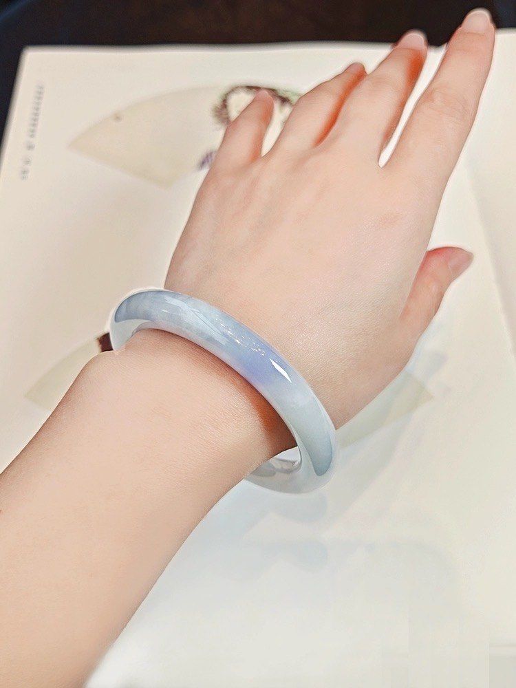 这是一支冰糯化飘紫圆条镯,

质