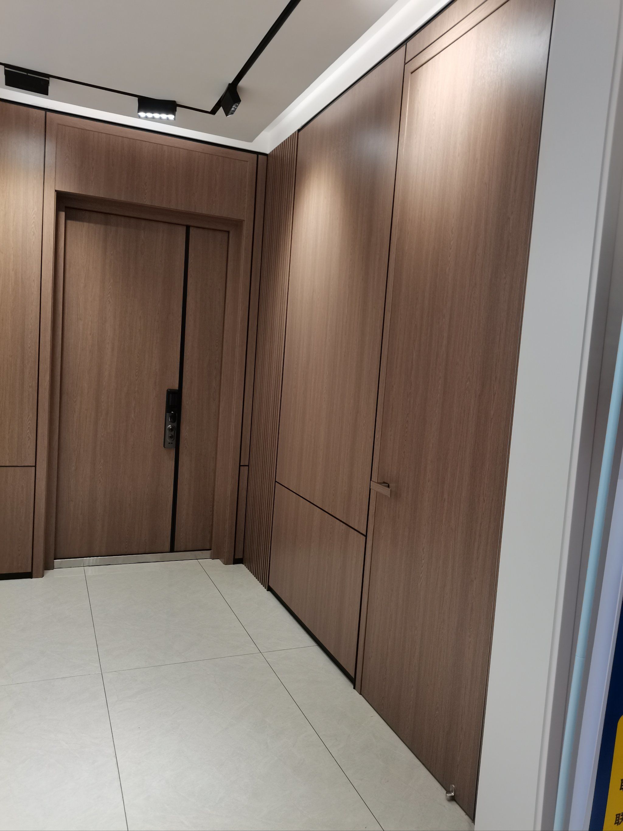 tata木门的护墙板通常采用高质量的木材或复合材料