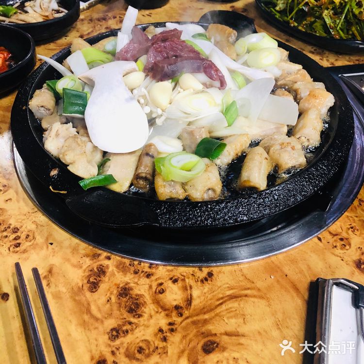 牛小肠和大肠都挺好吃的，还有解腻的汤，好好喝