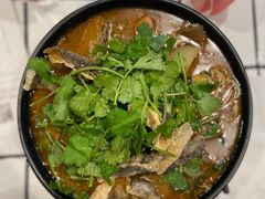 招牌炸酱酸辣米线-肥汁米蘭香港米线(长宁来福士店)