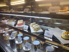 面包甜点陈列柜-大堂吧(大连金石滩绿发希尔顿度假酒店)