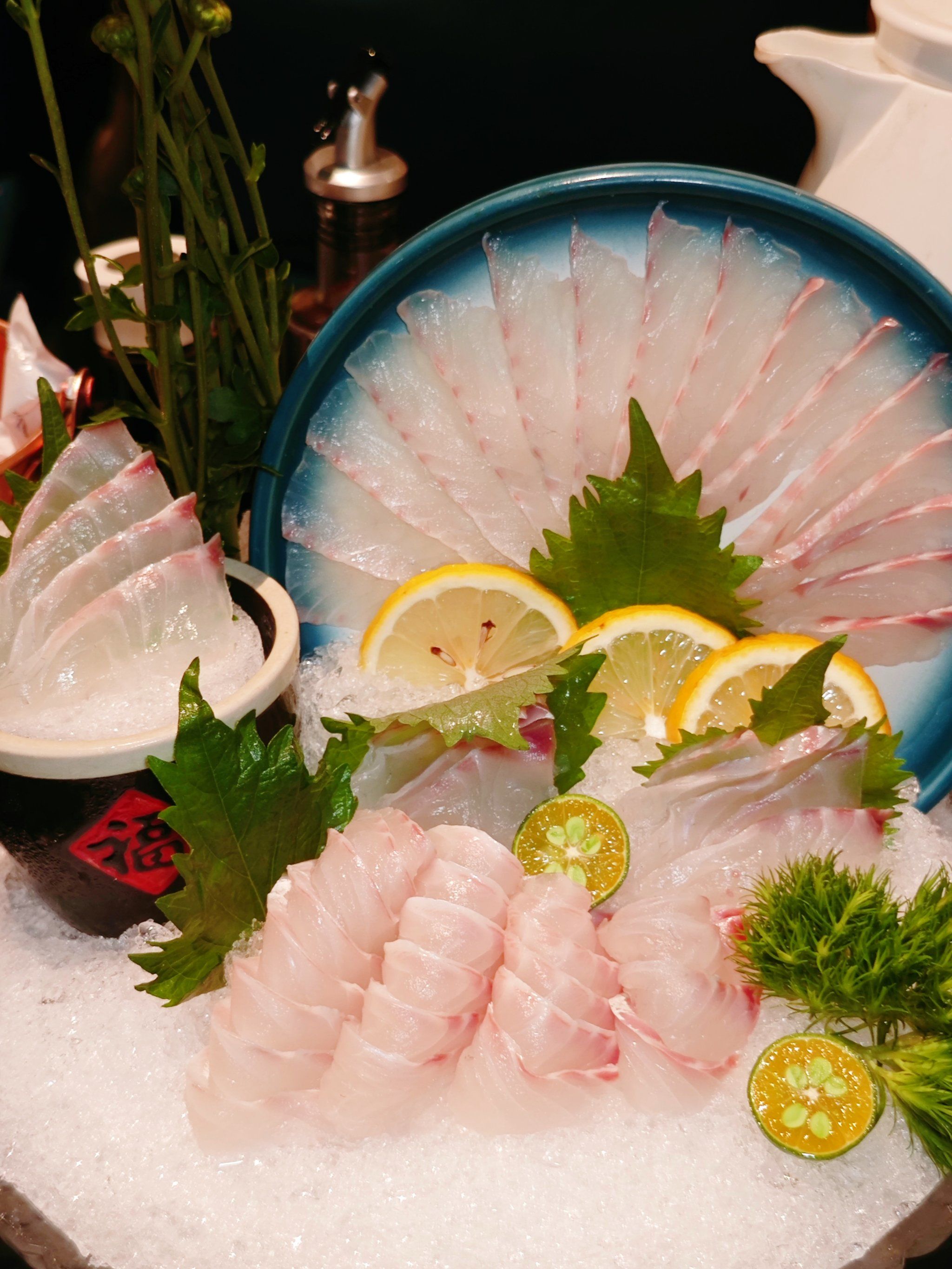 n这家餐厅,就打吃顺德鱼生刺身,\n也有烧烤,\n吃位的位地方是屋顶