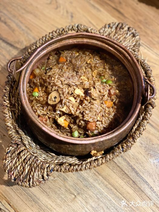 七彩云原生态云南菜黑松露铜锅饭图片