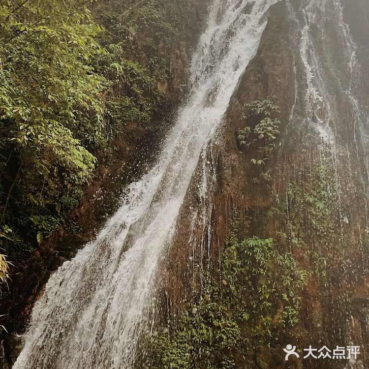 比较知名的除了重庆武隆天坑地缝风景区