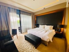 -上海滴水湖皇冠假日酒店