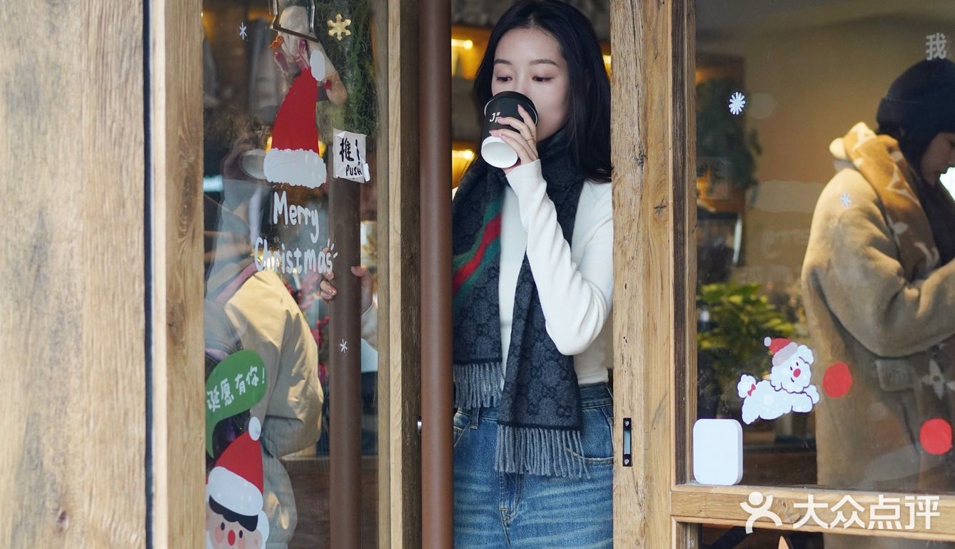 北京初雪的隐藏机位，白塔寺JM cafe