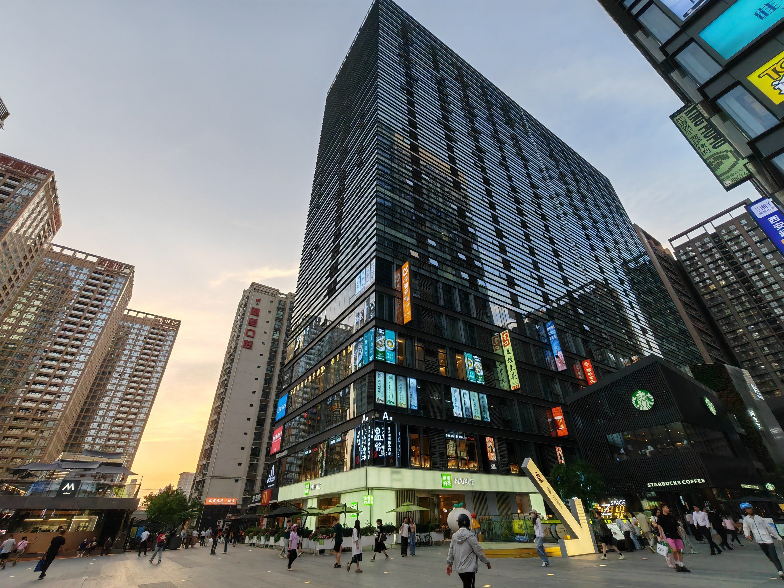 大都荟,高新区比较成熟的商业街区,里面的店铺应有今有,而且不是商场