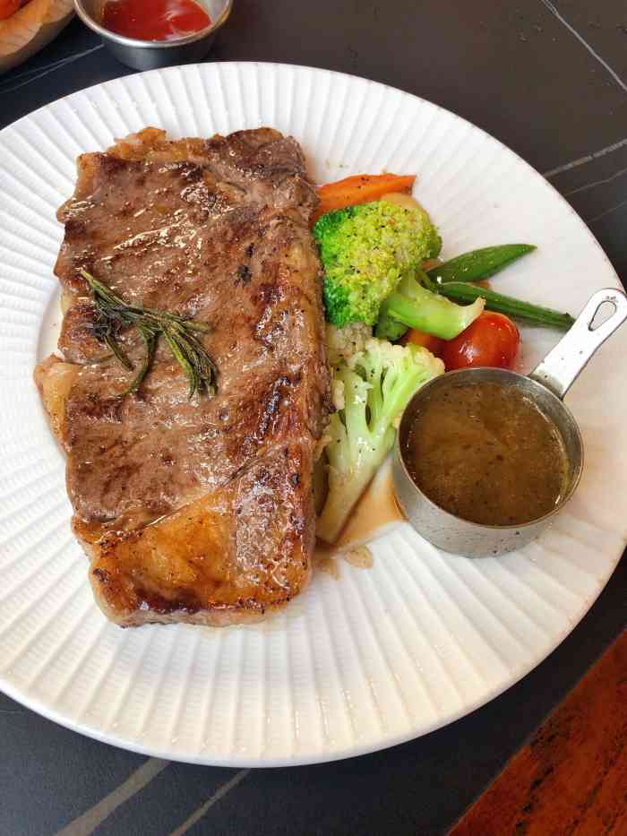 "生日订的餐厅,提前一星期吧,好不容易和家