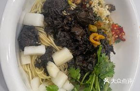 Sour Cabbage Steamed Pork Noodles