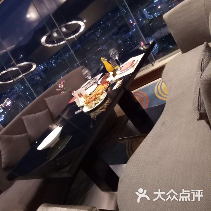 宝利来国际大酒店凤凰阁旋转餐厅