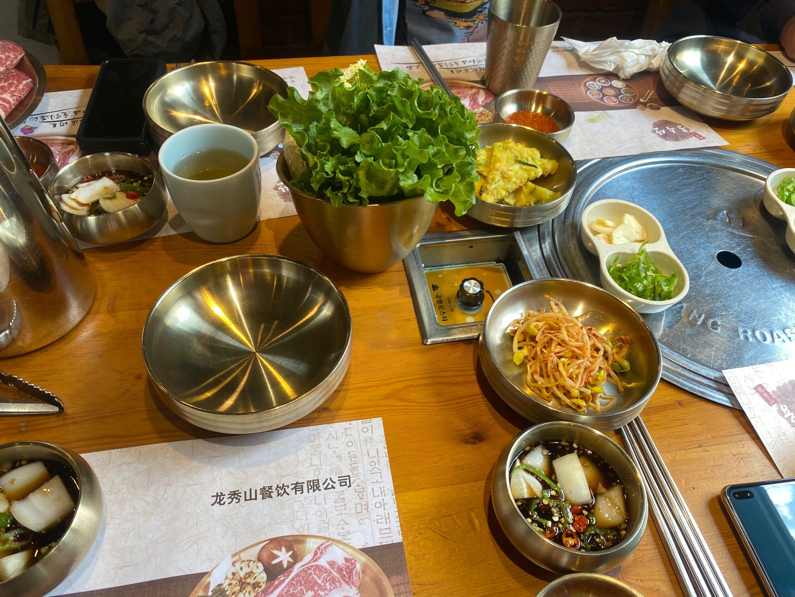 这家餐饮店的菜品种类繁多,味道鲜美,食材