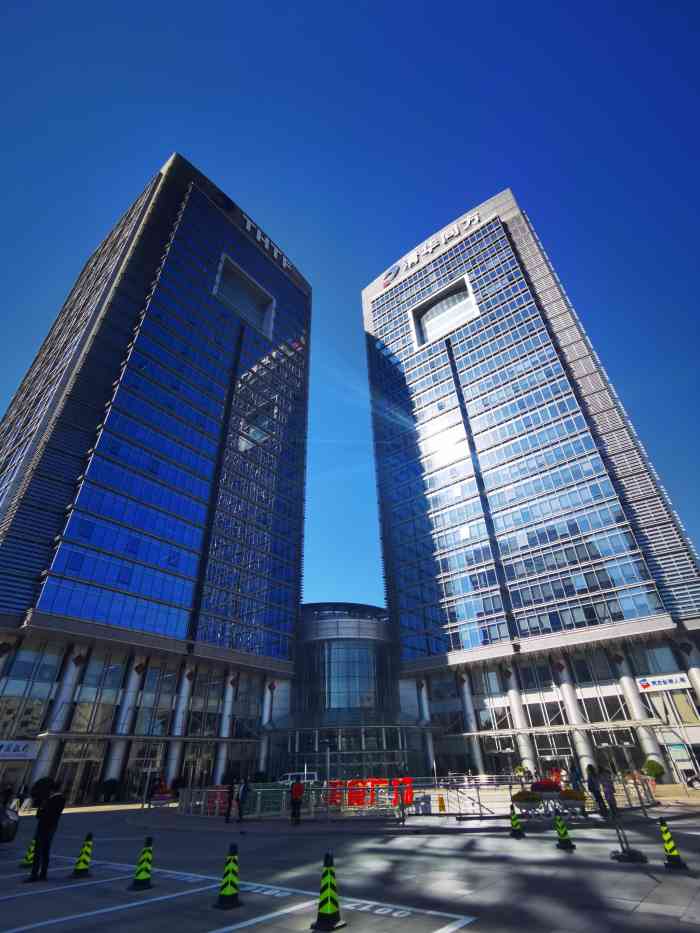 清华同方科技广场-d座-"楼盖的漂亮~天气晴朗的时候很美.广场下.