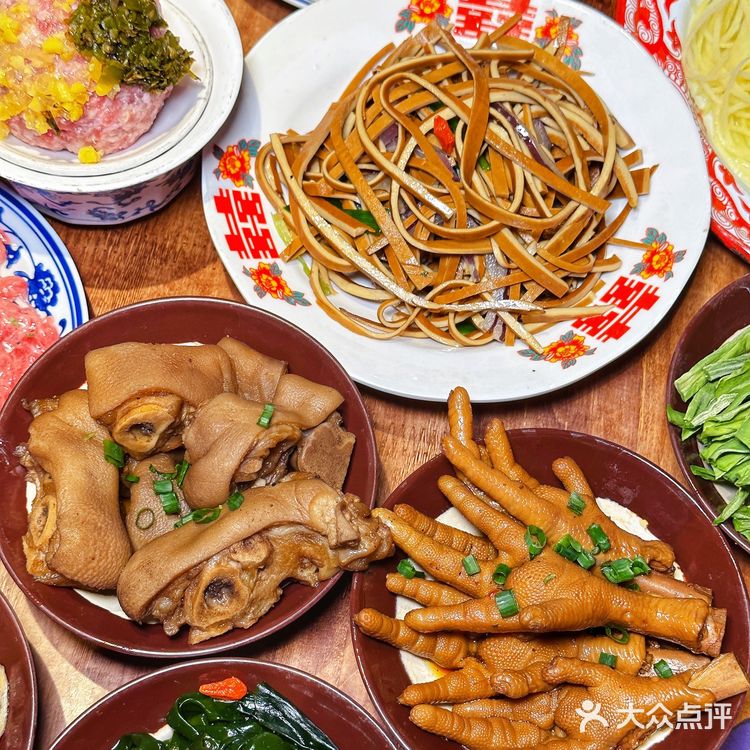 真别说,这家火锅店光是甜品就太吸引人了