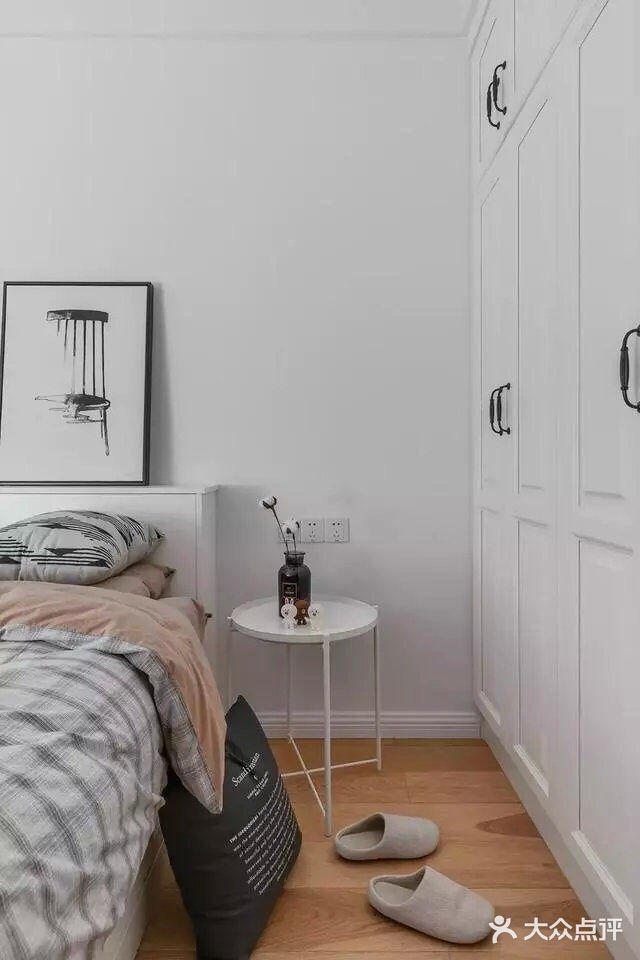 墙面用的经典款白色面包砖搭配浅水泥色地砖