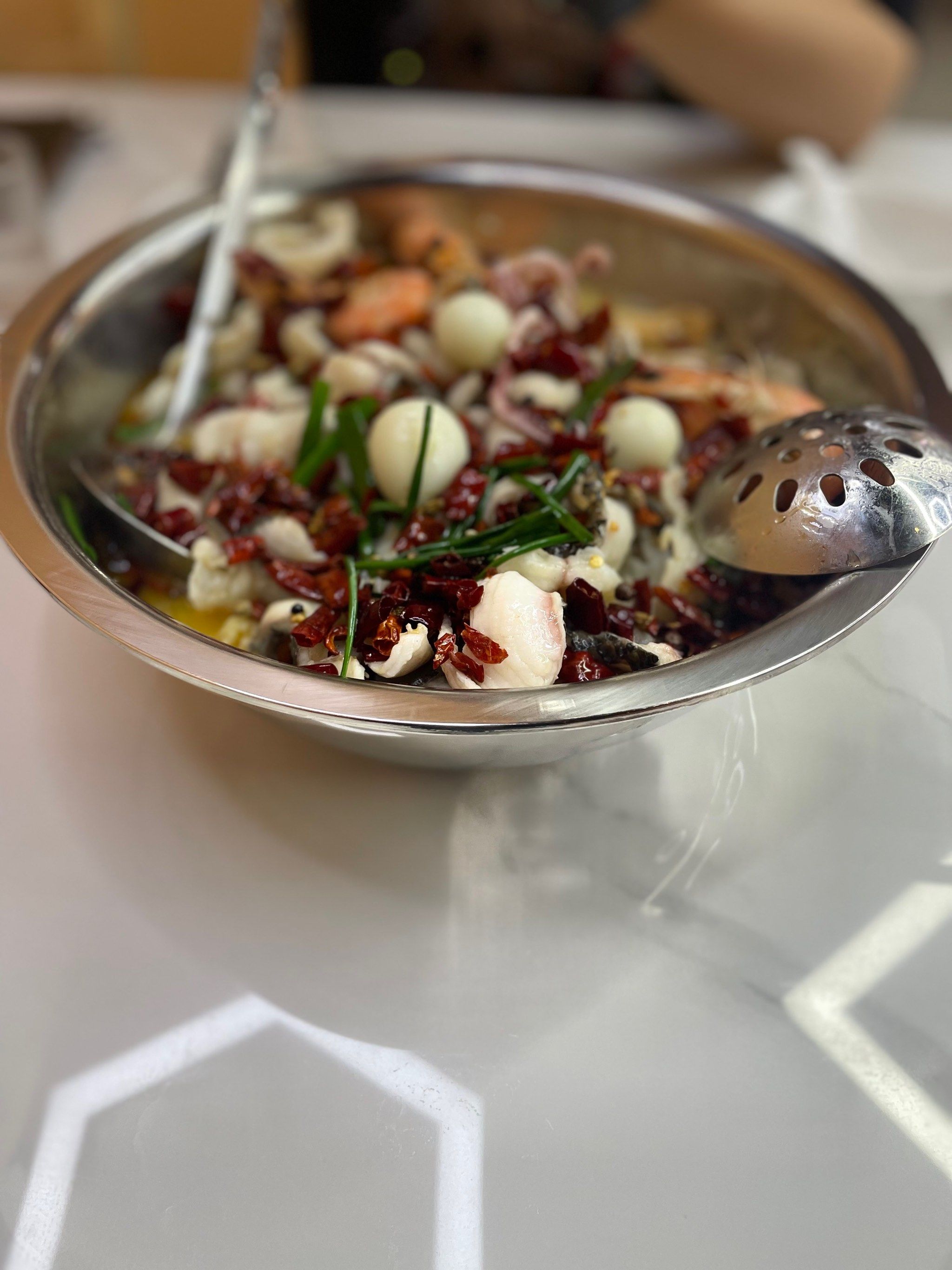 这么大的盆用来装鱼,老板怎么想的?