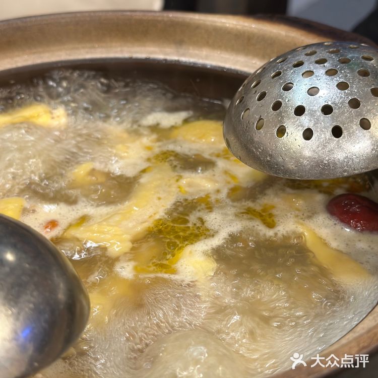 「招牌滋补药材醉鸡煲」点了半只鸡足够两人吃了