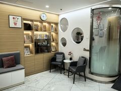 -瑞尔齿科(南京东路名人诊所)