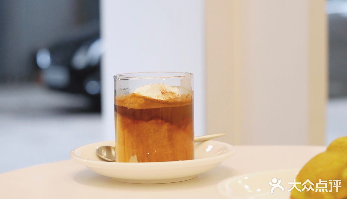 香港｜街巷里的纯白简约风咖啡店☕️