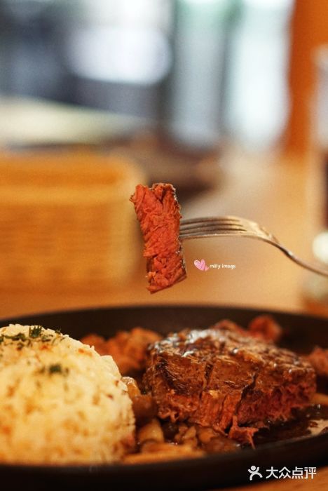 FOMO Modern Spanish Bistro铁板鹅肝菲力牛排配蒜蓉炒饭图片