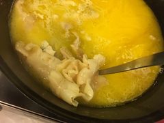 浓厚原只鸡煲花胶汤-鲜入围煮花胶鸡海鲜火锅