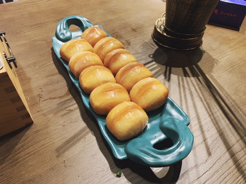 【黄金小馒头】是我的最爱,感觉像是在烤箱里烤的,再浇上炼乳,吃了辣